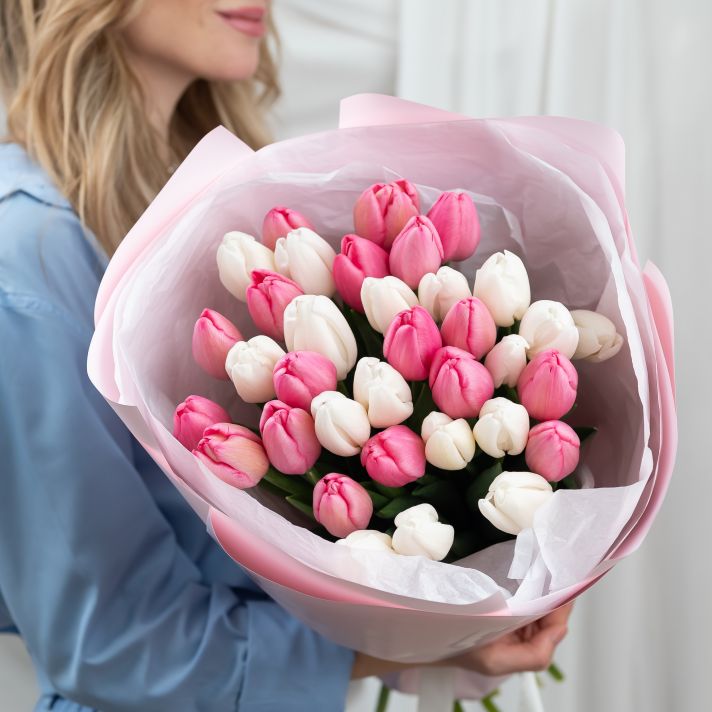 Букет из белых и розовых тюльпанов