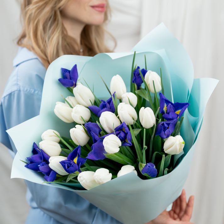 Весенний букет из тюльпанов и ирисов