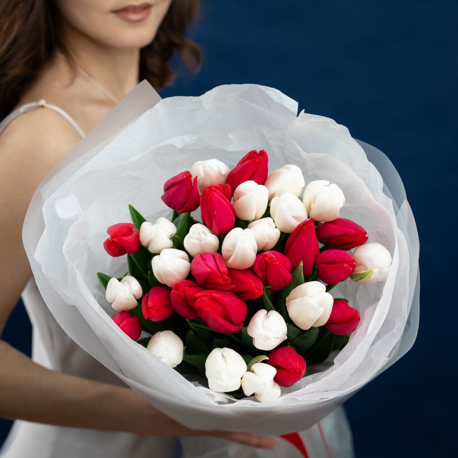Букет из красных и белых тюльпанов от 15шт