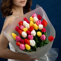 Букет из яркого микса тюльпанов