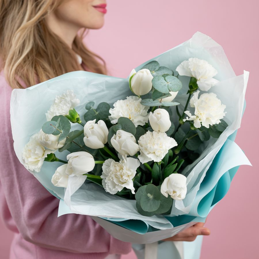 Букет из белых тюльпанов и диантусов