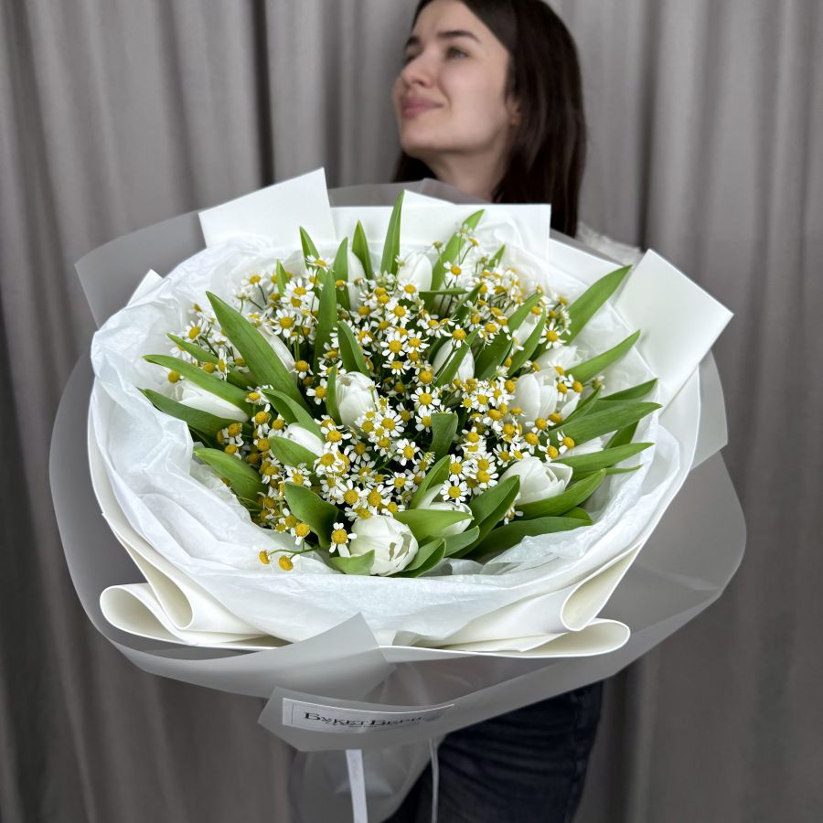 Букет из белых тюльпанов и ароматной ромашки