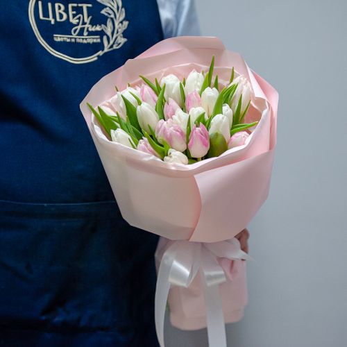 Микс белых и нежно-розовых тюльпанов в оформлении