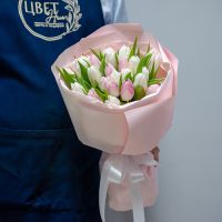 Микс белых и нежно-розовых тюльпанов в оформлении