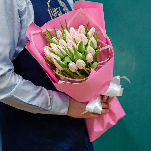 Бело-розовые  тюльпаны в оформлении