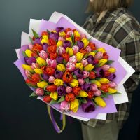 Букет из разноцветных тюльпанов