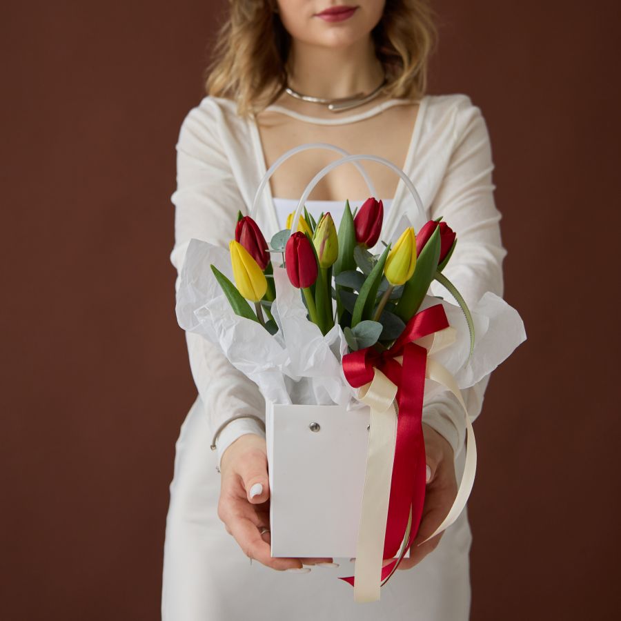 9 тюльпанов МИКС в сумочке