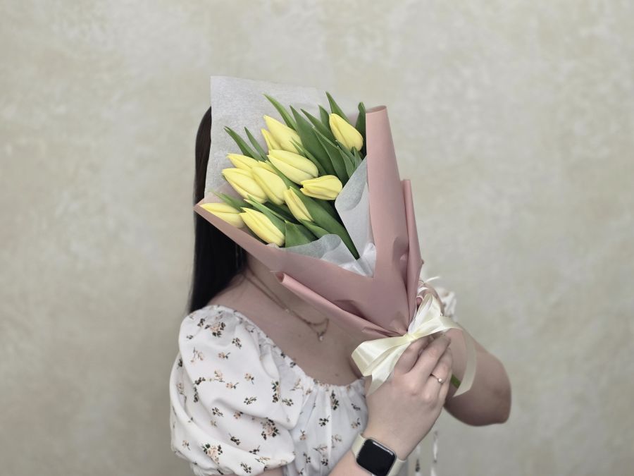 Букет из 11 кремовых тюльпанов