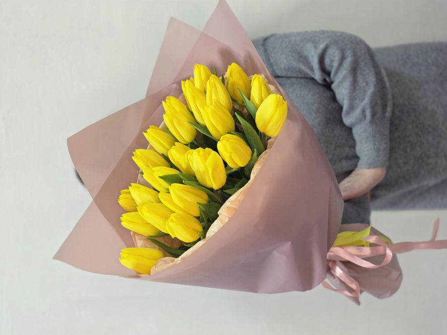 Букет из 25 желтых тюльпанов