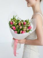 Букет комплимент с тюльпанами и альстромерией #1825