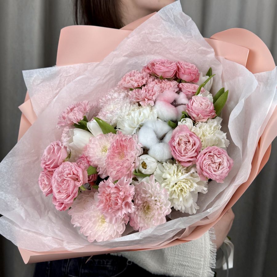 Персиковый букет с розами и тюльпанами