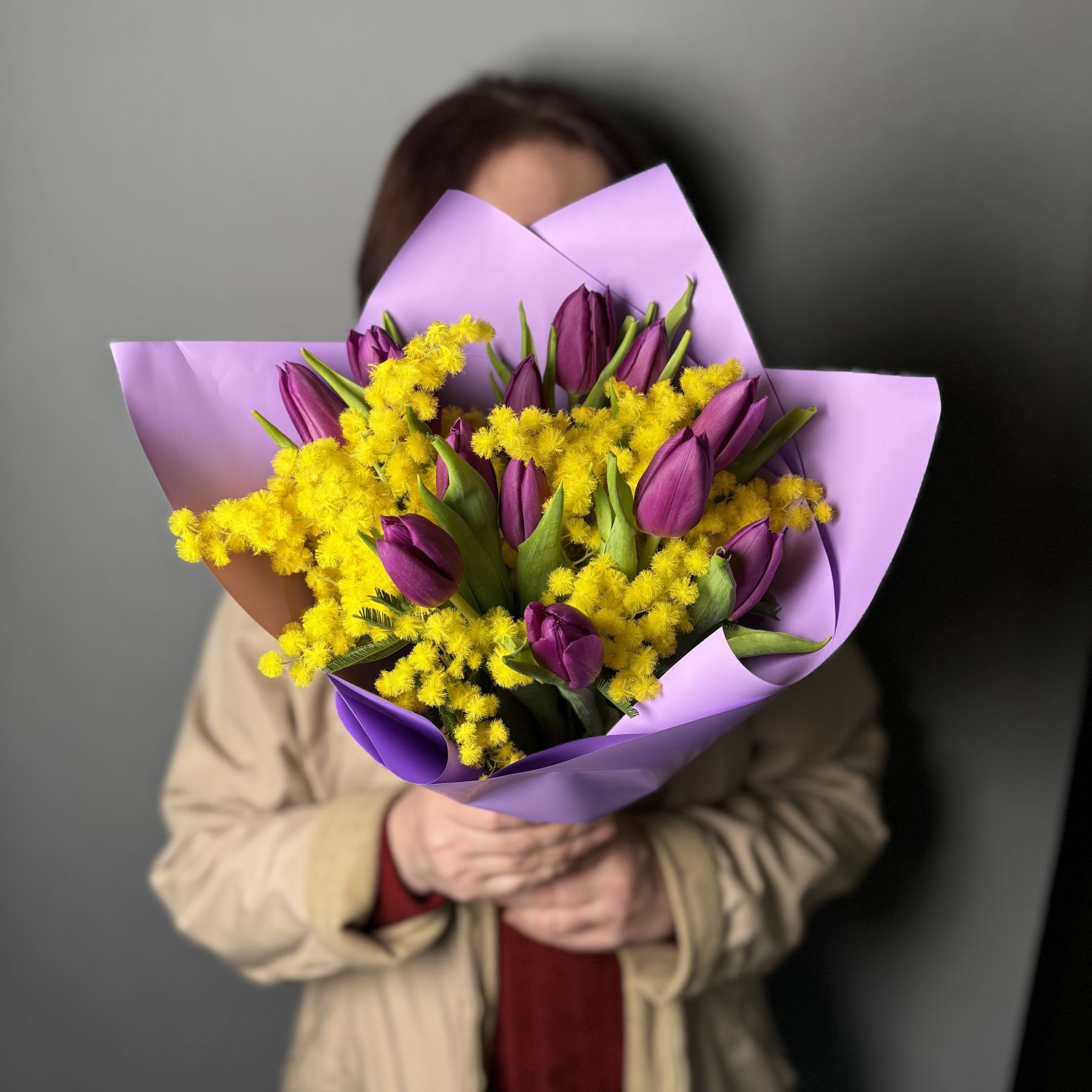 Букет с мимозой и тюльпанами