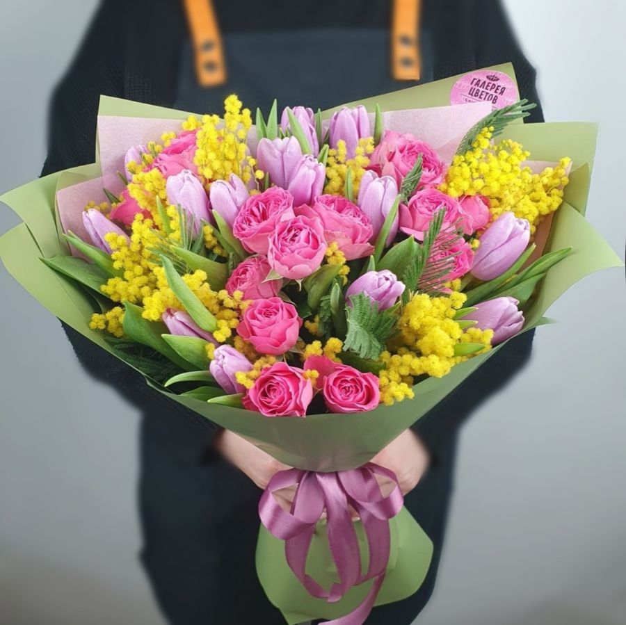 Тюльпаны с мимозой и пионовидной розой