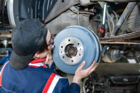 Проточка Заднего Правого Тормозного Диска Без Снятия на Автомобиле Варшавское шоссе 170Бс7