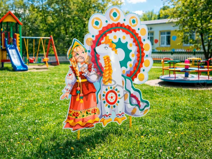Уличная фигура "Девочка с дымковской игрушкой"