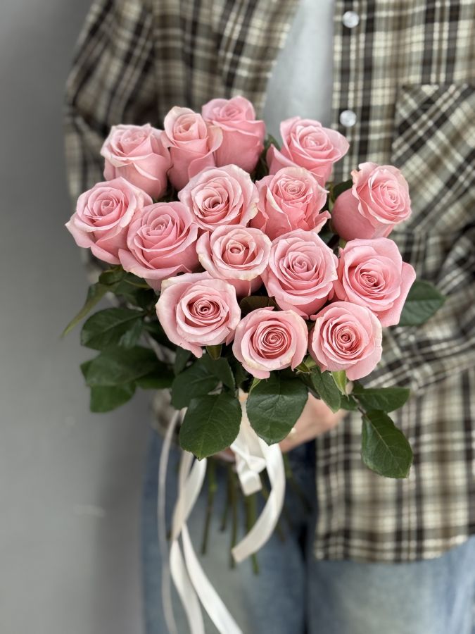 Букет 15 розовых роз под ленту