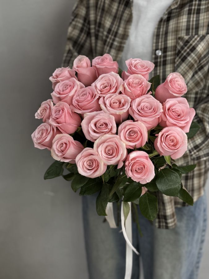 Букет 25 розовых роз под лентой