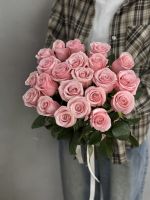 Букет 25 розовых роз под лентой
