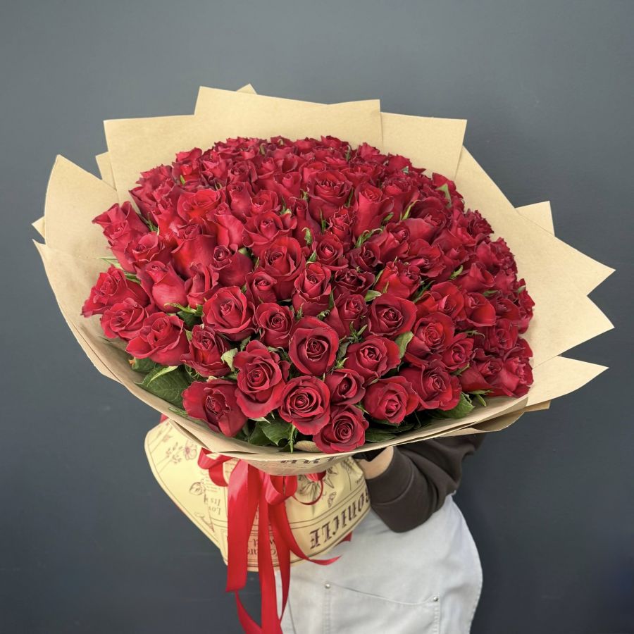 101 красная роза 50 см в крафт бумаге
