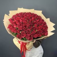 101 красная роза 50 см в крафт бумаге