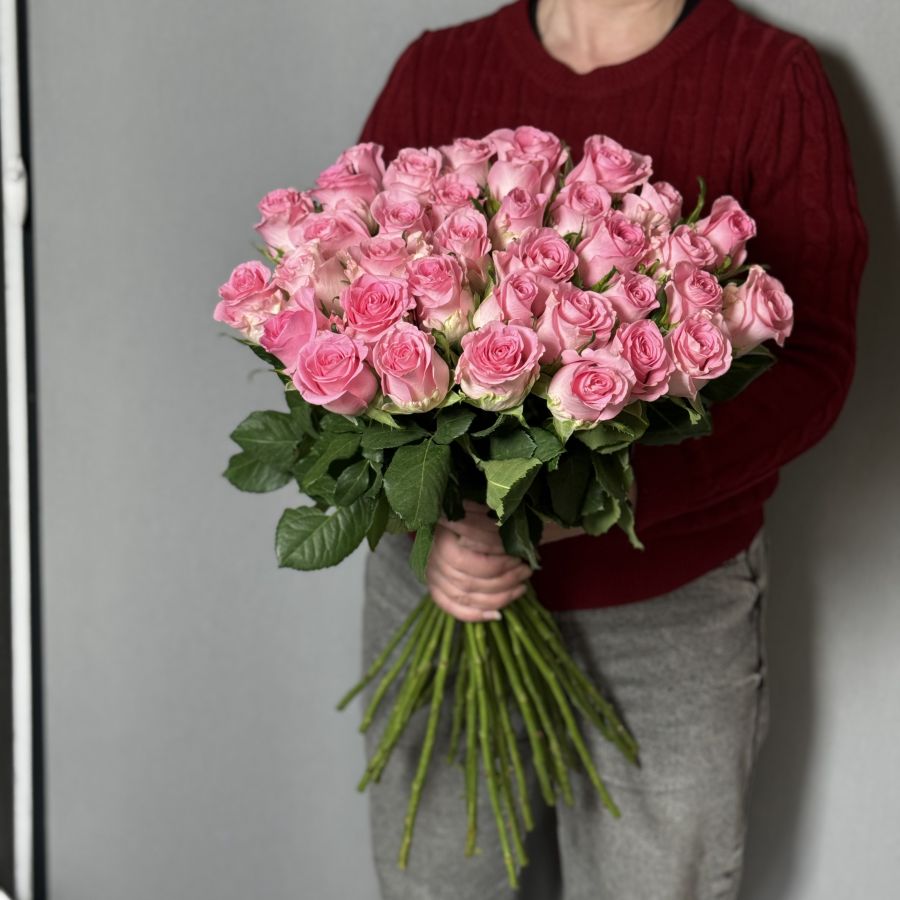 35 розовых роз