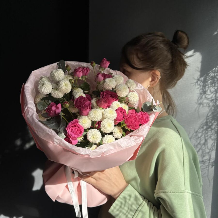 Букет "Нежный плен"/кустовые розы/кустовые хризантемы/эвкалипт