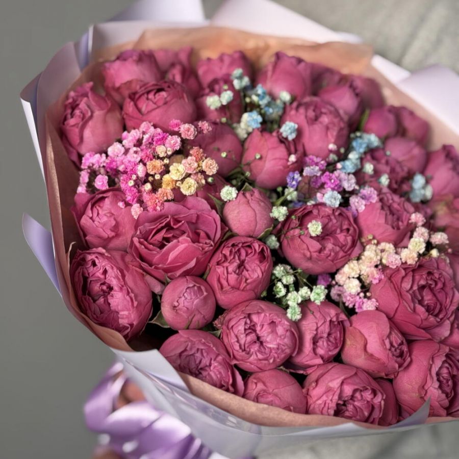 Букет пионовидные розы Мисти Баблс 15шт с радужной гипсофилой, высота 40см