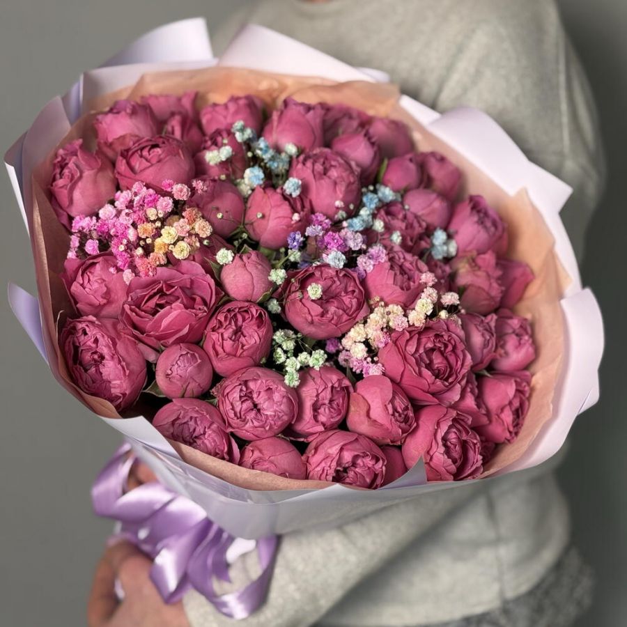 Букет пионовидные розы Мисти Баблс 15шт с радужной гипсофилой, высота 40см