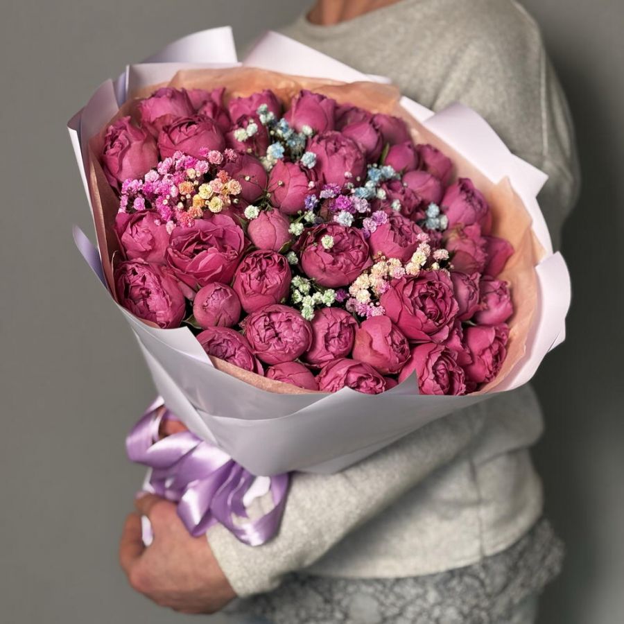 Букет пионовидные розы Мисти Баблс 15шт с радужной гипсофилой, высота 40см