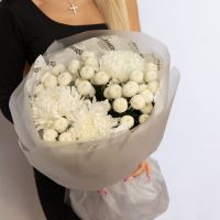 Букет из белых хризантем