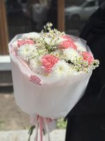 Букет из хризантемы, диантусов и ромашки