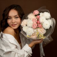 Сборный букет с диантусами, хризантемой, ромашками