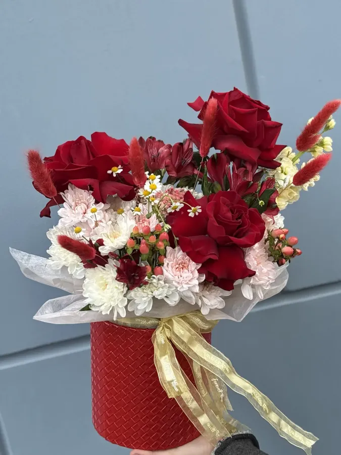 Аквабокс из французской розы и хризантемы