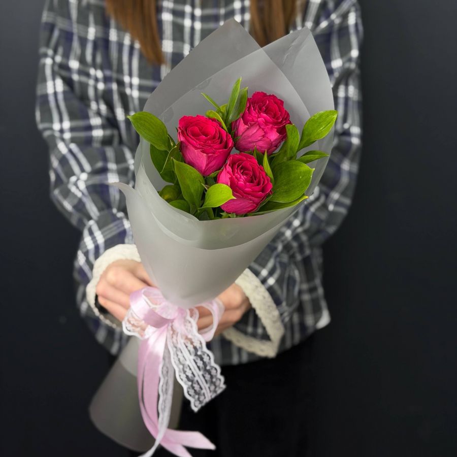Букет-комплимент из 3 роз с зеленью