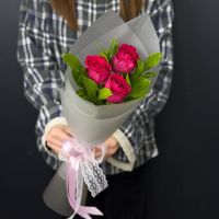 Букет-комплимент из 3 роз с зеленью