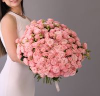 Нежно-розовые кустовые розы под ленту (от 9 шт)