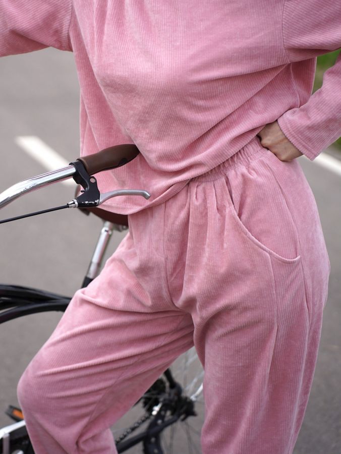 Брюки с защипами из вельвета розовые