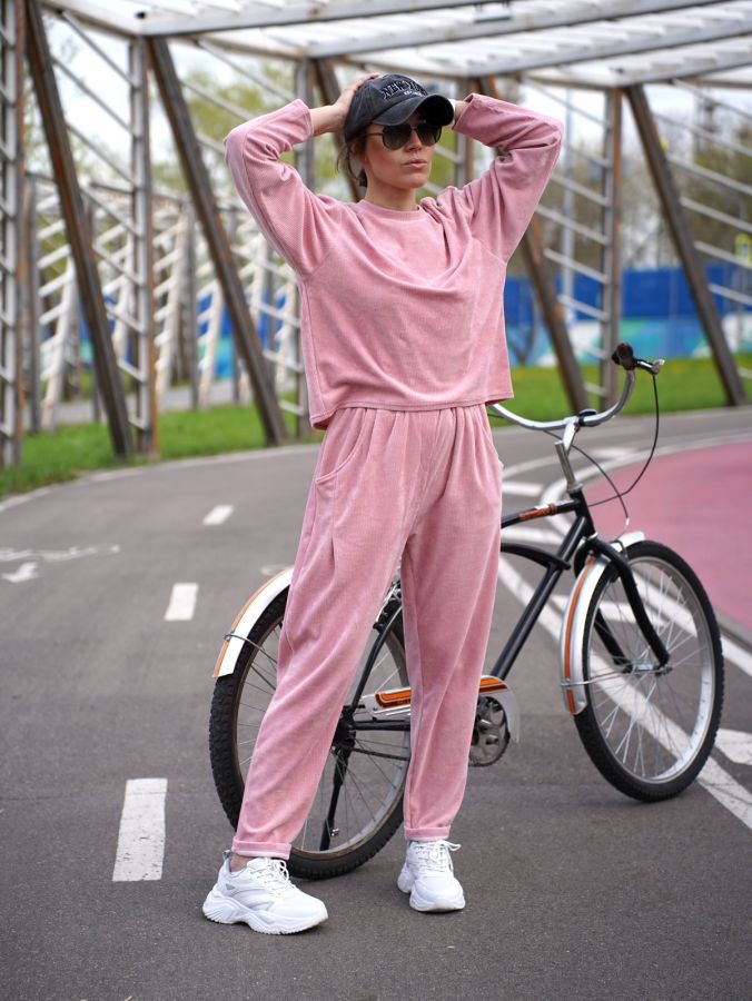 Брюки с защипами из вельвета розовые