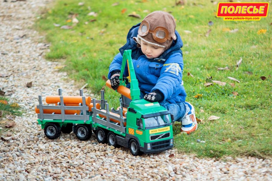 Автомобиль-лесовоз с прицепом (в сеточке)