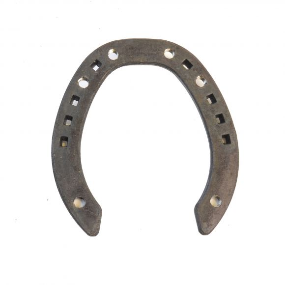 Mustad Trotting Shoe Подкова для рысаков. Полотно 18x6 мм. 6 отверстий под шипы. Зад.