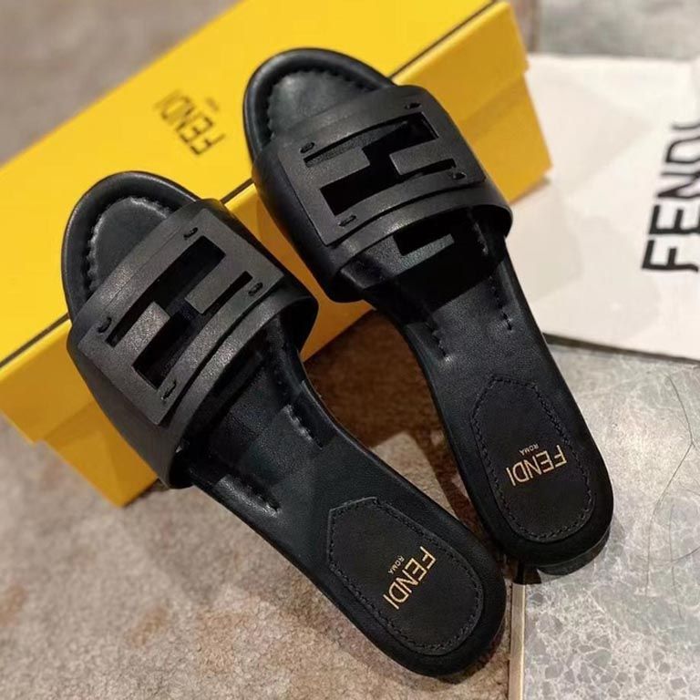 Шлепанцы FENDI черные