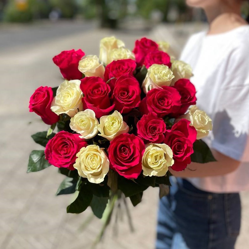 Акция!  Розы микс (от 25 шт) белого и малинового цвета