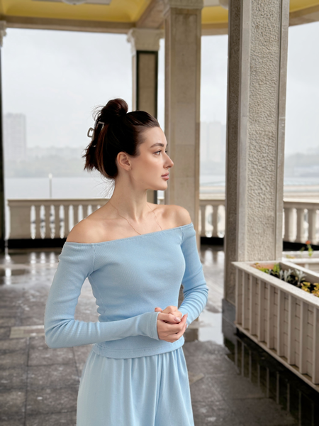 Топ с открытыми плечами голубой