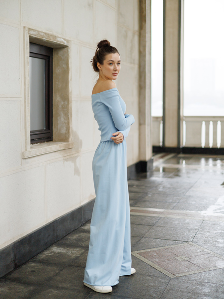 Топ с открытыми плечами голубой