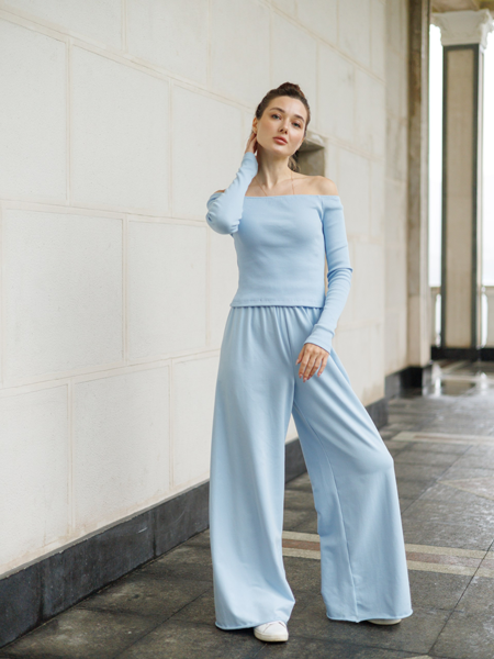 Топ с открытыми плечами голубой