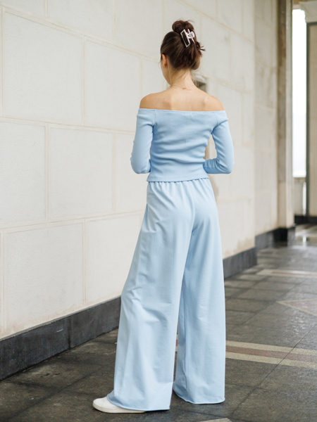 Топ с открытыми плечами голубой