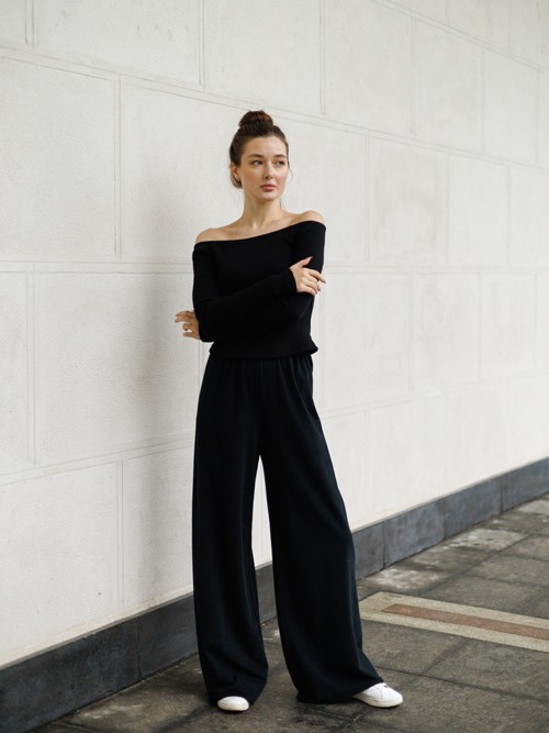 Топ с открытыми плечами в рубчик черный