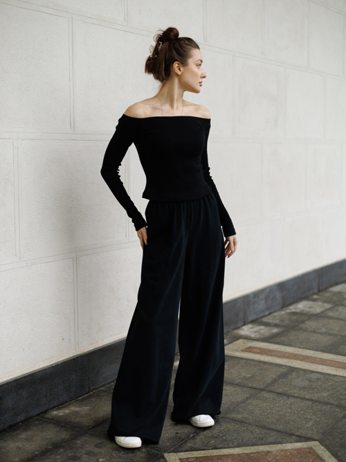 Топ с открытыми плечами в рубчик черный