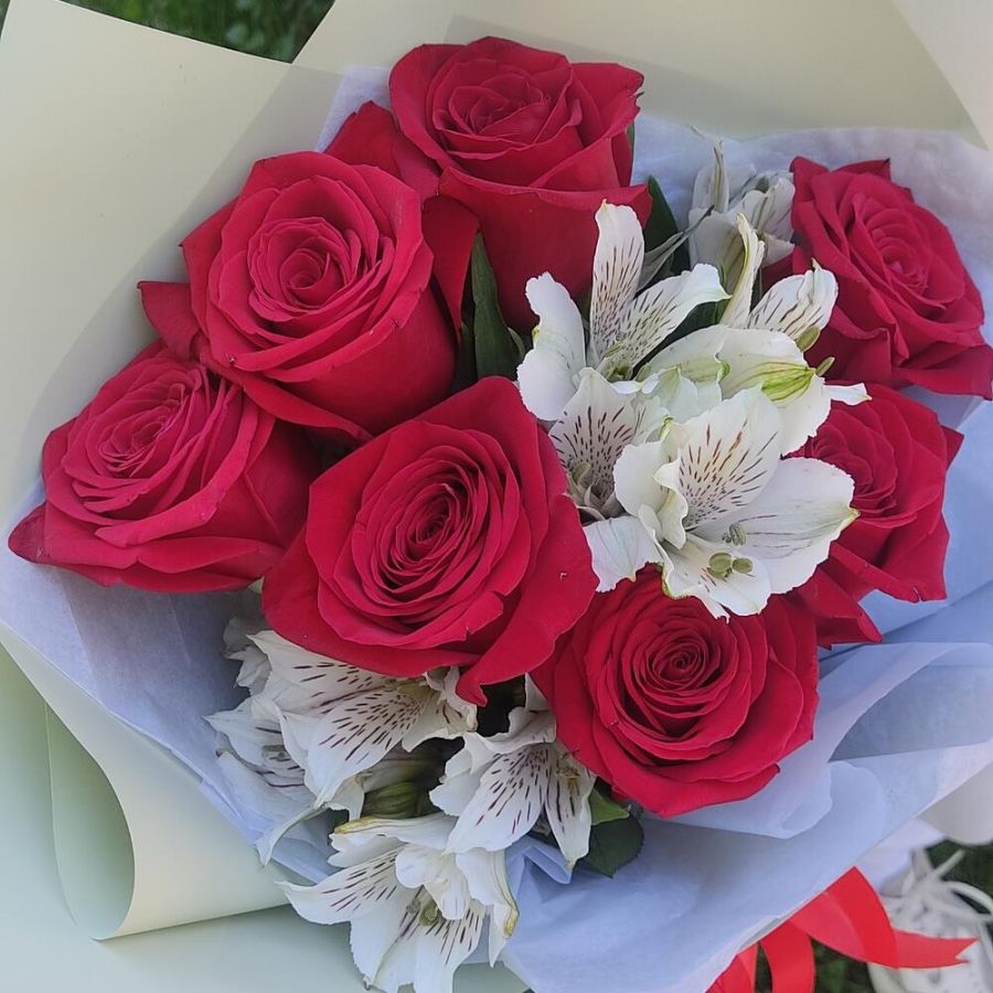 Букет красные розы с альстромерией