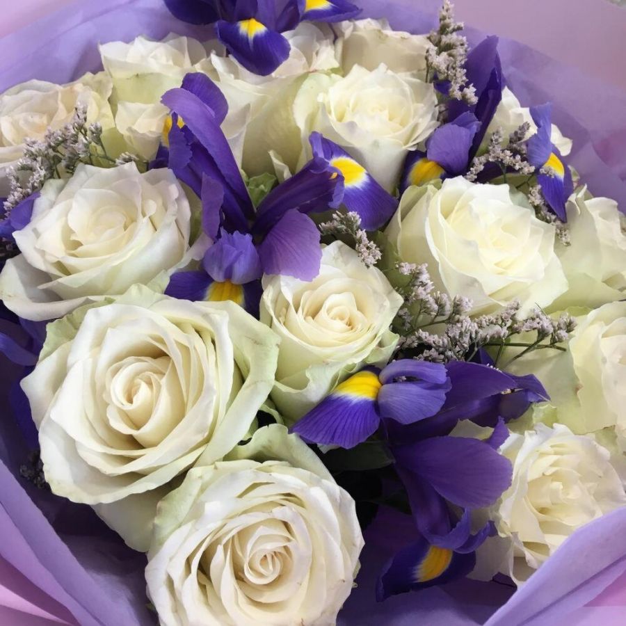 Букет белые розы и ирисы
